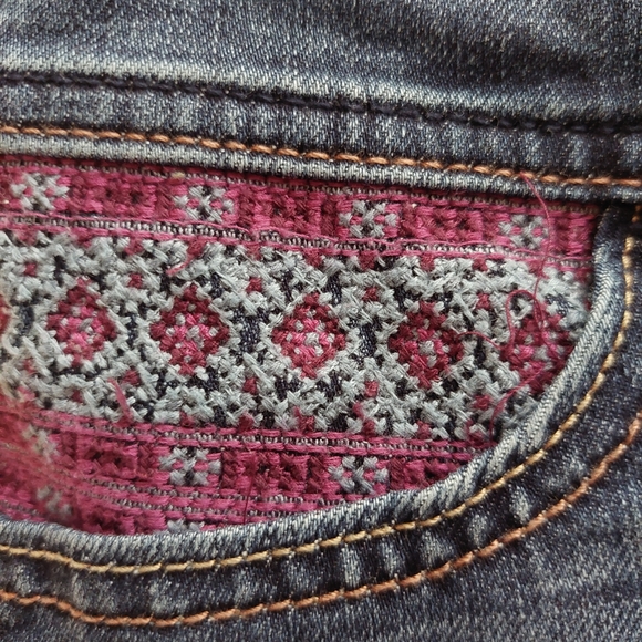 Hollister Low Rise Jean Short - With Embroidered Details - Size 00 w23 - Picture 4 of 9